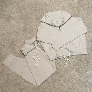 Varley athleisure set. Great condition. Set includes joggers & crop zip top.
